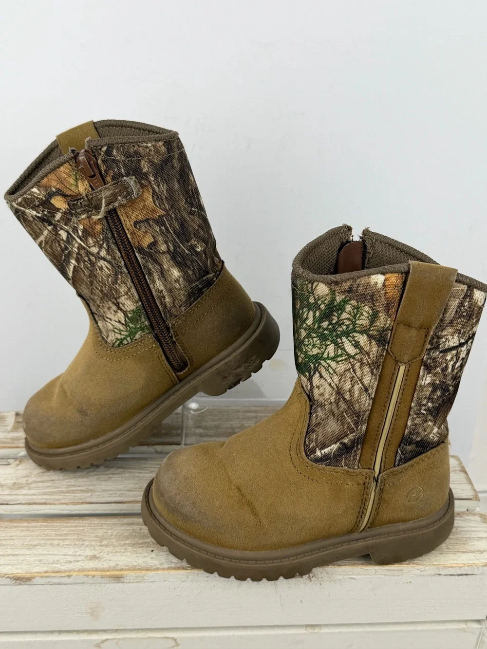 Magellan Outdoors Kids' Boone Realtree Edge boots tan faux-suede camo Sz 10D